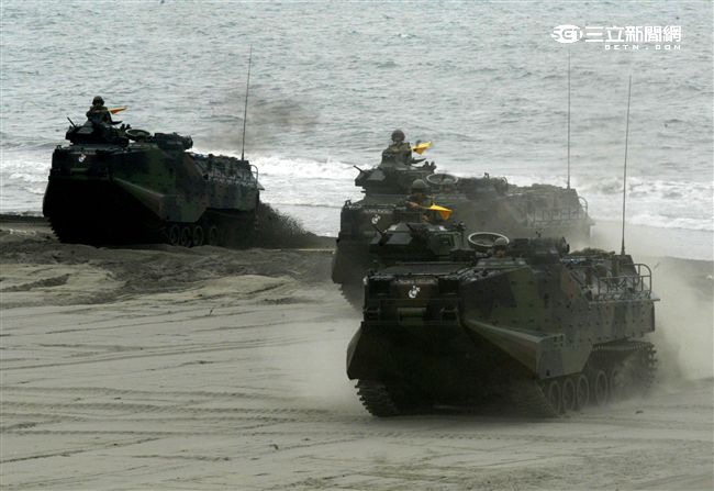 海軍陸戰隊幾乎勝任所有地形作戰的AAV7A1兩棲突擊車，可進行連續7個小時的兩棲水面航行操作， 是目前全世界性能最優異的兩棲戰鬥車輛。 。（記者邱榮吉/攝影）