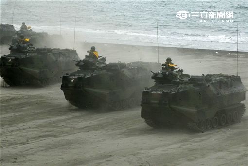海軍陸戰隊幾乎勝任所有地形作戰的AAV7A1兩棲突擊車，可進行連續7個小時的兩棲水面航行操作， 是目前全世界性能最優異的兩棲戰鬥車輛。 。（記者邱榮吉/攝影）