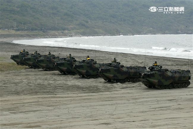 海軍陸戰隊幾乎勝任所有地形作戰的AAV7A1兩棲突擊車，可進行連續7個小時的兩棲水面航行操作， 是目前全世界性能最優異的兩棲戰鬥車輛。 。（記者邱榮吉/攝影）