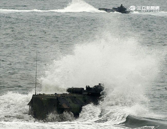 海軍陸戰隊幾乎勝任所有地形作戰的AAV7A1兩棲突擊車，可進行連續7個小時的兩棲水面航行操作， 是目前全世界性能最優異的兩棲戰鬥車輛。 。（記者邱榮吉/攝影）