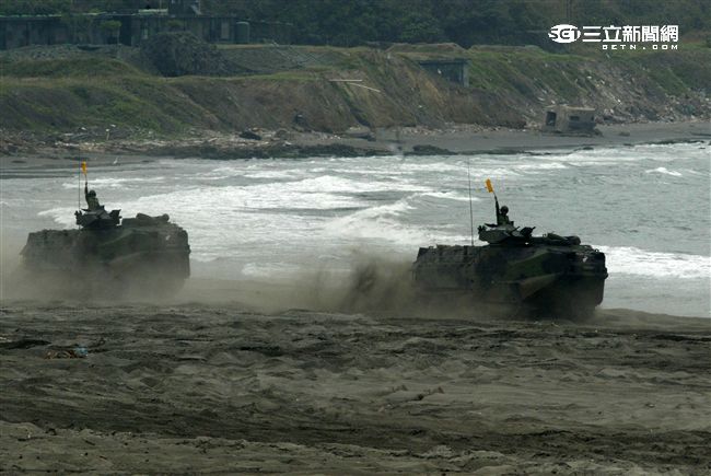 海軍陸戰隊幾乎勝任所有地形作戰的AAV7A1兩棲突擊車，可進行連續7個小時的兩棲水面航行操作， 是目前全世界性能最優異的兩棲戰鬥車輛。 。（記者邱榮吉/攝影）