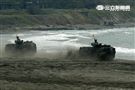 海軍陸戰隊幾乎勝任所有地形作戰的AAV7A1兩棲突擊車，可進行連續7個小時的兩棲水面航行操作， 是目前全世界性能最優異的兩棲戰鬥車輛。 。（記者邱榮吉/攝影）