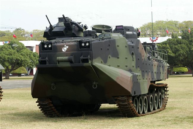 海軍陸戰隊幾乎勝任所有地形作戰的AAV7A1兩棲突擊車，可進行連續7個小時的兩棲水面航行操作， 是目前全世界性能最優異的兩棲戰鬥車輛。 。（記者邱榮吉/攝影）