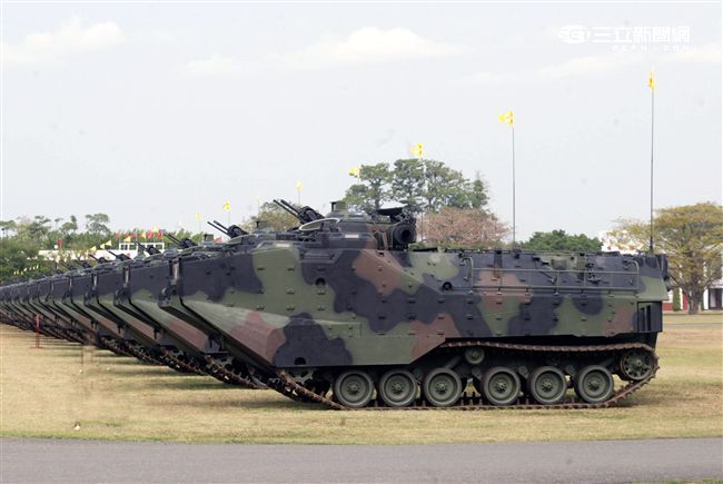 海軍陸戰隊幾乎勝任所有地形作戰的AAV7A1兩棲突擊車，可進行連續7個小時的兩棲水面航行操作， 是目前全世界性能最優異的兩棲戰鬥車輛。 。（記者邱榮吉/攝影）