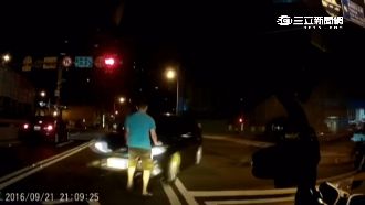 行車糾紛理論失敗　反遭惡駕駛撞飛