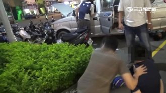 砰！嫌犯邊逃邊丟炸彈　一票警險挨炸