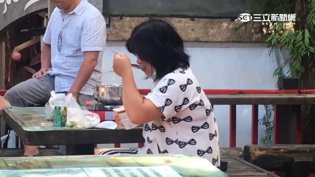 森林遊樂區當自家廚房　婦人開火鍋趴