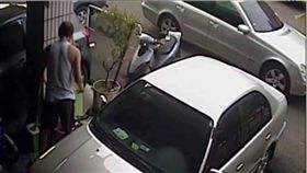 開賓士偷水洗車 圖／翻攝自爆料公社