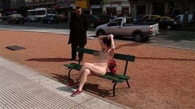 阿根廷女權團體「裸體運動」 圖／翻攝自《每日郵報》https://goo.gl/MDCJFb