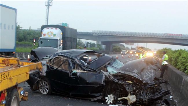 中山高斗南段轎車撞大貨車　1死3傷