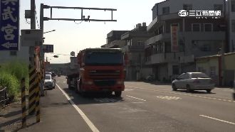 貨車超載　撞壞警方監控設備還落跑