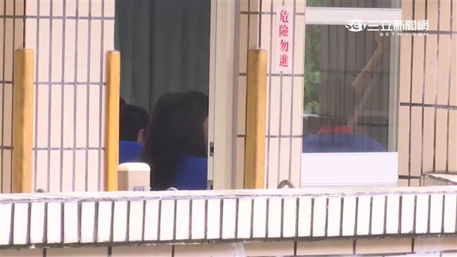 15歲女隱瞞年齡　小學廁所激戰男友