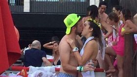 準新娘熱吻小王。（圖／翻攝自Emma Alicia Paz Ayala臉書）