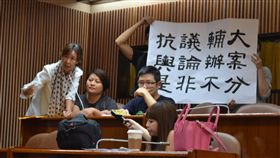 性侵案爭議 輔大聲明痛心及遺憾（2）
輔仁大學23日針對心理系性侵案事件召開記者會表示「痛心與遺憾」，基於行政中立考量，社會科學院長夏林清將暫時停職。圖為學生拉海報表達不同意見。
中央社記者王鴻國攝 105年9月23日