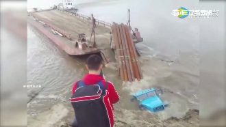 超載貨車上渡船　瞬間「劈腿」沉河底