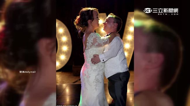「迷你」夫妻辦婚禮　2歲兒當花童