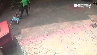 大白天持長槍搶6萬　勇尪護妻搶回包