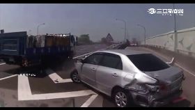W搶車道遭撞0600