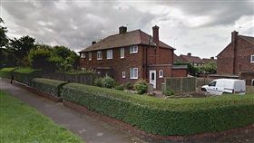 英西約克郡鬼屋。(圖/翻攝自每日郵報)-http://www.dailymail.co.uk/news/article-3799742/Is-picture-Black-Monk-Pontefract-Ghosthunter-captures-chilling-image-house-known-Europe-s-violent-poltergeist-haunting.html