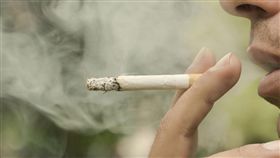 吸菸_shutterstock （有放進嘴，勿用）