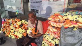 網友貼文號召購買大衛伯伯玩偶。(圖/翻攝自Vivian卓卉勤臉書)-https://www.facebook.com/viviantokfans/photos/a.138496242884991.28441.121218814612734/1176319989102606/?type=3&theater