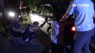 男偷錢偷車拒捕　警開12槍逮人