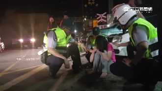 女負氣臥軌尋短　警連拖帶拉即刻救援