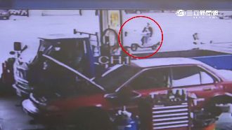 進店門抱電瓶就走　大膽毒蟲搶劫遭逮