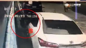 開車門沒注意　新車車門慘遭公車削掉