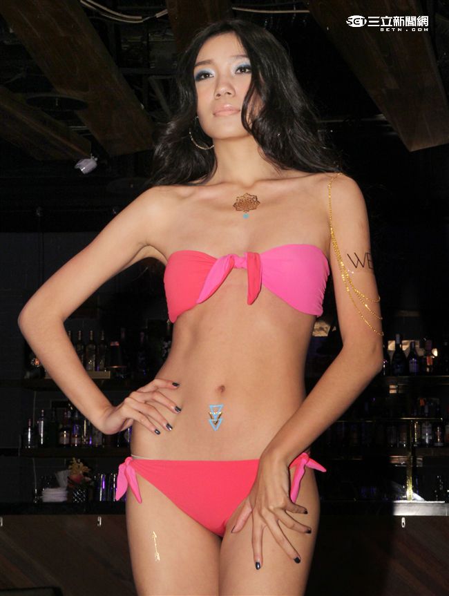 來自加州的精品泳裝 WET，性感的挖腰設計款、經典的bikini款，從希臘小島到Hotel泳池池畔，展現時尚美感的伸展台，優雅襯托女性的魅力曲線，展現閃耀自信美。（記者邱榮吉/攝影）