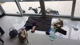 6台女泰國巴達雅疑遭迷昏 現金失竊
6名台灣女子22日入住泰國巴達雅一家獨棟渡假別墅，當晚6人都異常沉睡，一早起來發現所有人的皮夾散落一地，現金被偷光，想晚間時聞到一股古怪香味，十分可疑，已報警處理。（受害人提供）
中央社記者劉得倉曼谷傳真 105年9月24日