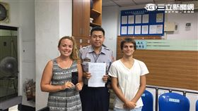 法女LISE手機遺落計程車上，警方協助尋回（翻攝畫面）
