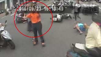 揪甘心！車禍傷者倒地　騎士擋車保護