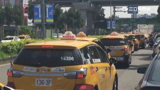 高鐵站小黃占慢　小黃占慢車道惹民怨