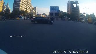 騎士遭撞飛　肇事駕駛辯「我才綠燈」