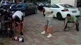 中國大陸,鐵鏟,敲頭,惡整,開玩笑
圖／翻攝自秒拍影片