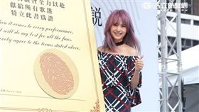 楊丞琳舉辦專輯預購簽唱會，狂風攪局緊抓裙襬開唱--圖／鄭先生