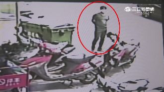 趁車主沉迷電玩　嫌摸走機車內40萬