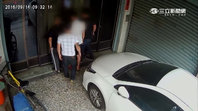 7男強闖民宅搶車！婦制止手遭夾傷