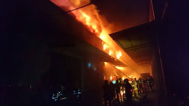 新北泰山工廠大火　5家廠房付之一炬