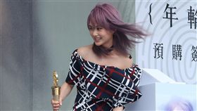 楊丞琳舉辦專輯預購簽唱會,狂風攪局緊抓裙襬開唱