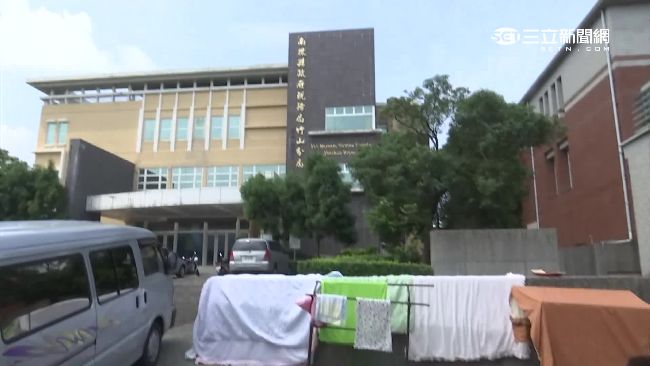 方便當隨便？公家機關大門竟成曬衣場