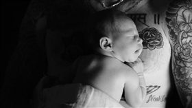 亞當李維,貝哈蒂,女兒（圖／亞當李維IG）
https://www.instagram.com/p/BKucFQKAGwa/?taken-by=adamlevine