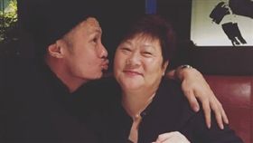 余文樂,孝子,媽媽,獻吻
圖／翻攝自余文樂微博