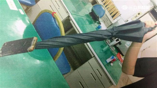 傘黏手機伸裙底　所長二度逮偷拍狼