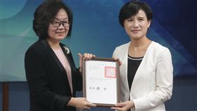 陳郁秀獲聘公視董事
財團法人公共電視文化事業基金會26日在台北舉辦第六
屆董監事聘書頒發及董事長選舉，文化部長鄭麗君（右
）出席頒發聘書給新任董事、白鷺鷥文教基金會董事長
陳郁秀（左）。
中央社記者裴禛攝  105年9月26日