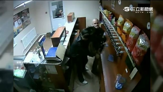 歹徒持步槍行搶　俄女店員徒手反擊