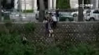 熱褲女失控輕生　勇警翻護欄救人