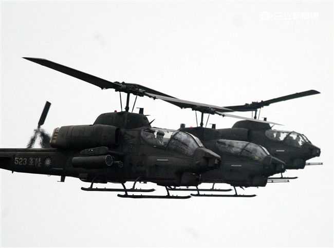 AH-1W超級眼鏡蛇攻擊直升機，座艙裝有抬頭顯示器，夜視鏡，外側攜帶4聯裝地獄火飛彈或拖式飛彈發射器，也能掛載響尾蛇短程空對空飛彈及小牛反裝甲飛彈，該型直升機可執行反裝甲、護航、多種火力支援、武裝突擊、搜索和目標識別等多種任務。（記者邱榮吉/攝影）