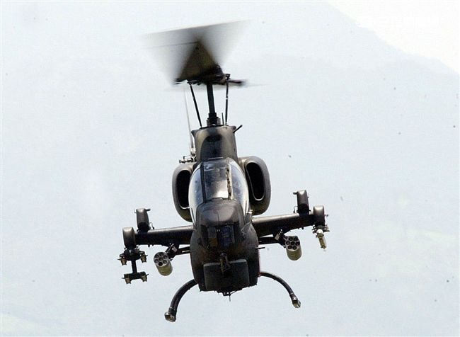 AH-1W超級眼鏡蛇攻擊直升機，座艙裝有抬頭顯示器，夜視鏡，外側攜帶4聯裝地獄火飛彈或拖式飛彈發射器，也能掛載響尾蛇短程空對空飛彈及小牛反裝甲飛彈，該型直升機可執行反裝甲、護航、多種火力支援、武裝突擊、搜索和目標識別等多種任務。（記者邱榮吉/攝影）